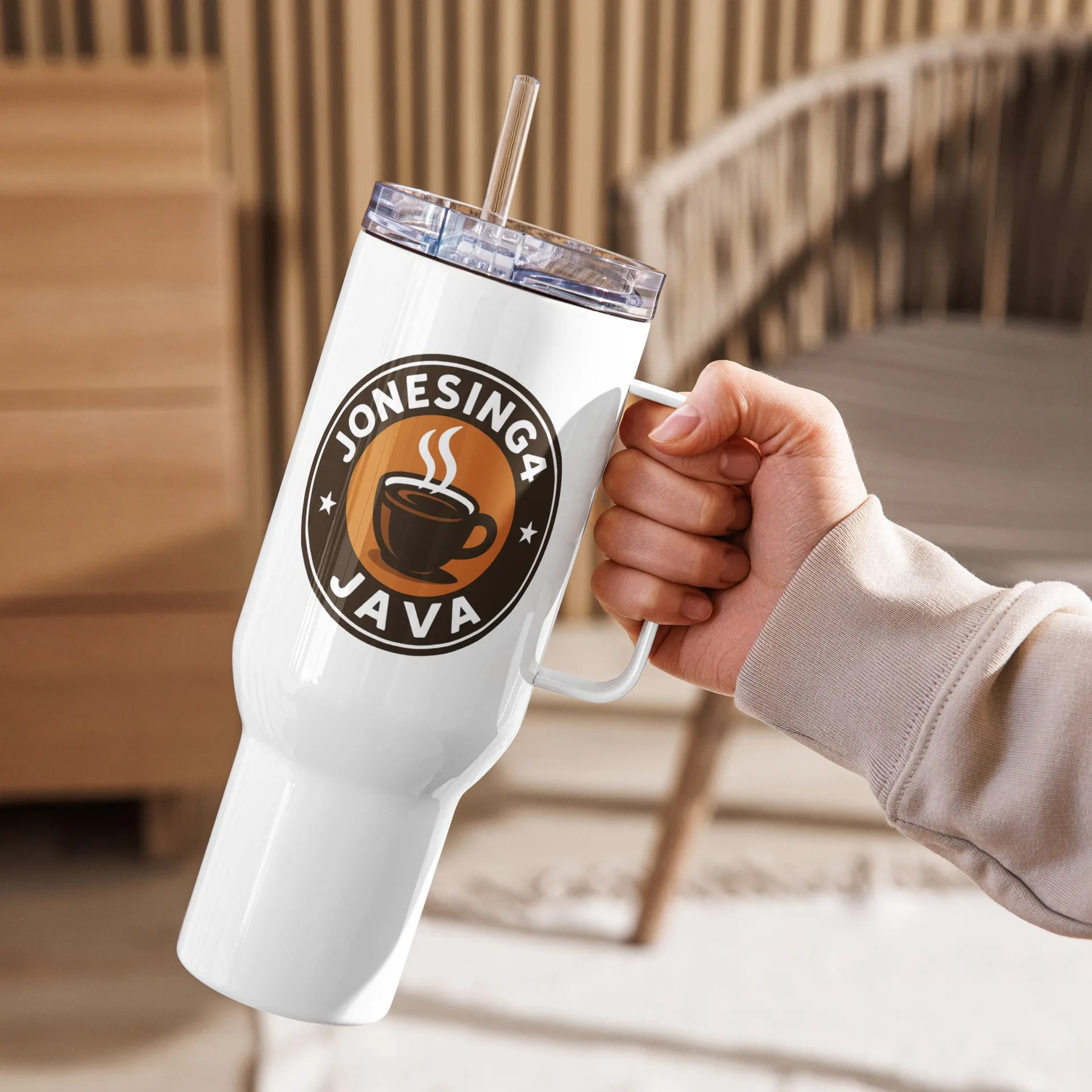 Travel mug with a handle